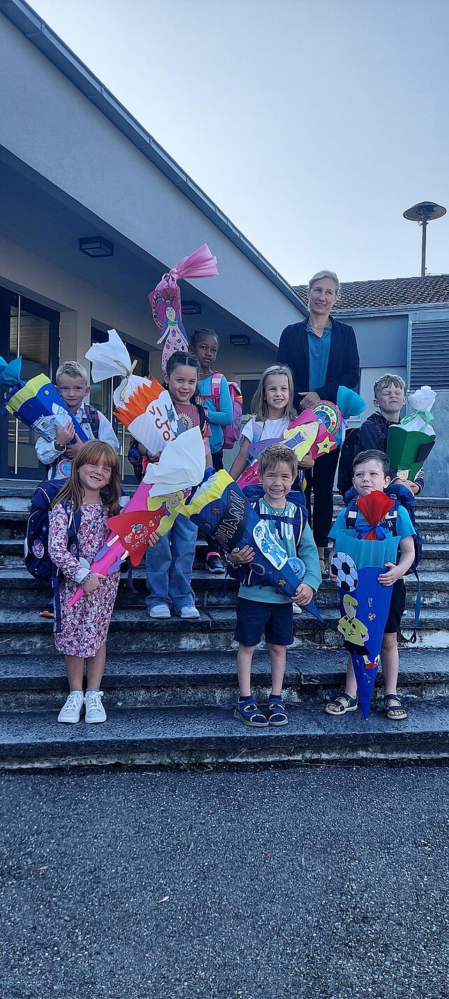Acht Jungen und Mädchen wurden in die erste Klasse der Grundschule Untermettingen eingeschult. Klassenlehrerin der Kombiklasse mit den ...