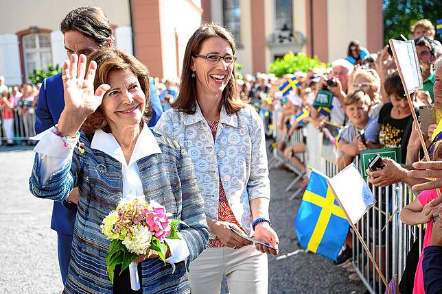 Björn Graf Bernadotte (l-r), Königin Silvia von Schweden und Bettina Gräfin Bernadotte gehen 2019 während eines Besuchs auf der ...