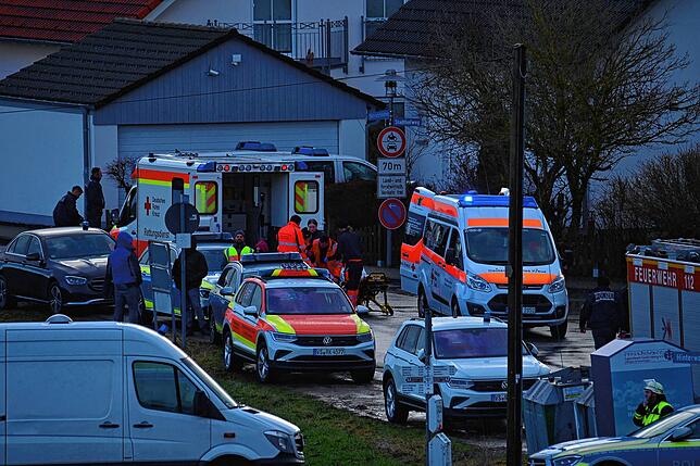 Auch die Einsatzkräfte von Rettungswagen und Notarzt halten sich bereit.