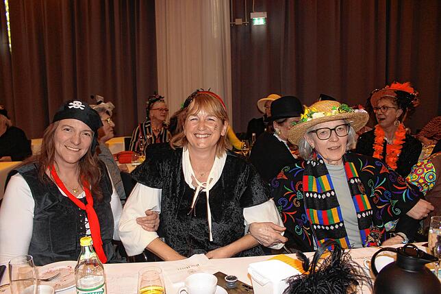 Bild 5: Gerlinde Kretschmann und Annette Schavan unter den Besucherinnen beim Frauenkaffee