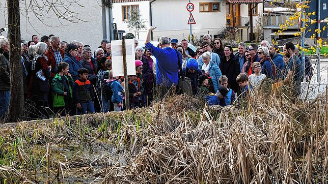 Christof Stadler und die Zuhörergruppe an jener Stelle, wo einst der Feldbacher Hof und später die Dorfschmiede war.