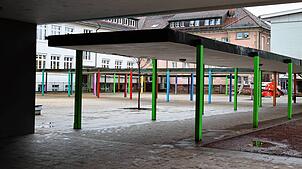 Noch viele Ungereimtheiten: Wie geht man etwa mit Personen um, die den überdachten Hofbereich der Bärenfelsschule bei Regen als ...