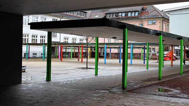Noch viele Ungereimtheiten: Wie geht man etwa mit Personen um, die den überdachten Hofbereich der Bärenfelsschule bei Regen als ...