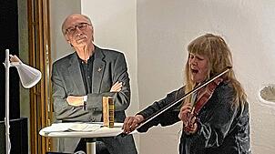 Poesie und Musik zum Thema Wasser: Dorler Ferber und Oswald Burger gestalteten einen emotionalen Abend der Wasserkarawane. Foto: ...