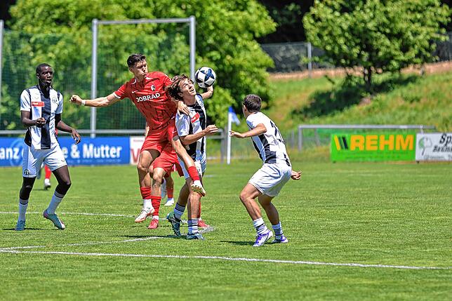 Bild 29: SC Freiburg II gewinnt Test beim FC Erzingen gegen den FC Zürich II mit 6:3 – wir haben Fotos!