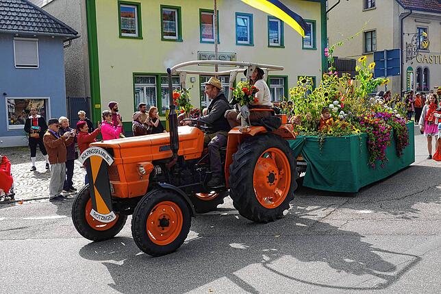 Bild 1: Erntedankfestumzug in Görwihl: Danke! Für die gute Ernte und für das schöne Wetter