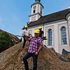 Bild mit Symbolwert: In Hilzingen gibt es viel zu tun, zum Beispiel bei der Neugestaltung der Ortsmitte – hier der Spatenstich mit ...