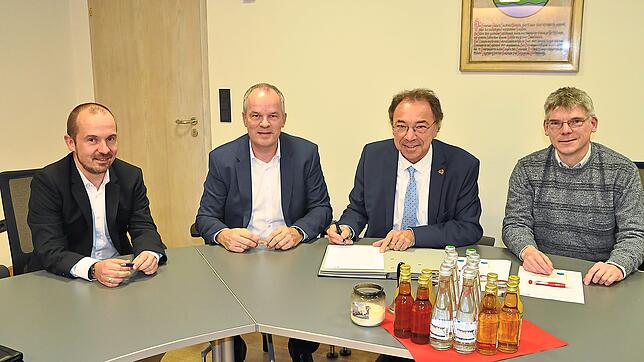 Mike Rissler (von links) Leiter kaufmännische Dienste, EGT), Erik Hugel (Geschäftsführer EGT), Bürgermeister Siegfried Eckert und Peter ...