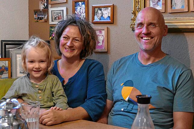 Andrea und Joe Schröder – hier mit Enkel Johann – sind zufällig in das Lebensmodell Großfamilie hineingeraten.