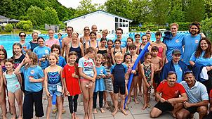 Das sind die Teilnehmer am spaßigen Staffellauf im Schwimmbad Waldshut. Sieger der vier Mal 50-Meter-Staffel wurde die Gruppe Nudel die ...