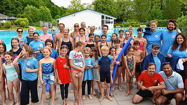 Das sind die Teilnehmer am spaßigen Staffellauf im Schwimmbad Waldshut. Sieger der vier Mal 50-Meter-Staffel wurde die Gruppe Nudel die ...