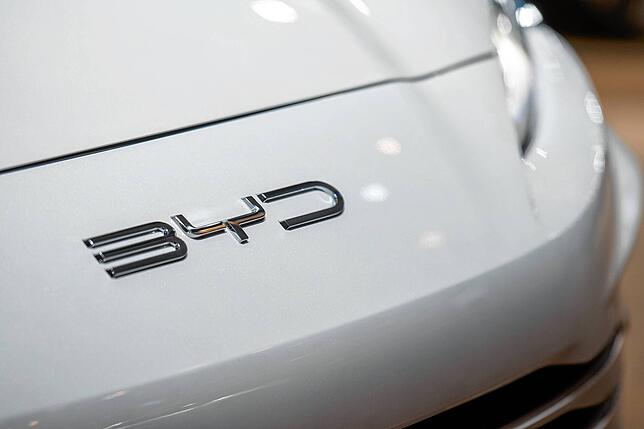 Das Logo der chinesischen Automarke BYD Auto ist während des Pressetages zur Eröffnung der 101. Ausgabe des Brüsseler Autosalons auf der ...
