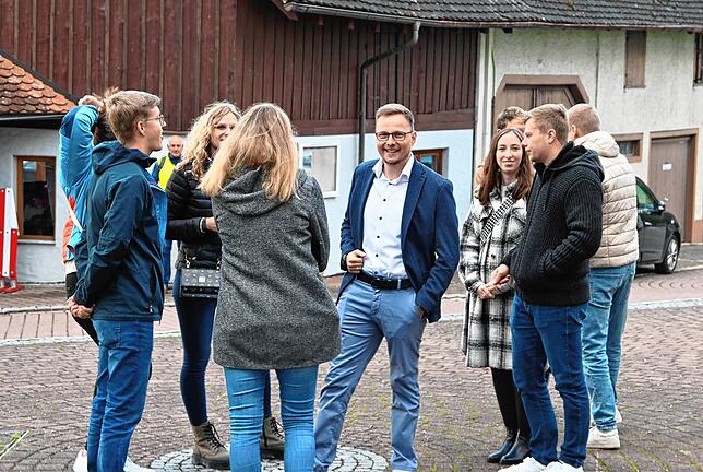 Manuel Strasser kommt mit einer Entourage von Freunden und Unterstützern.