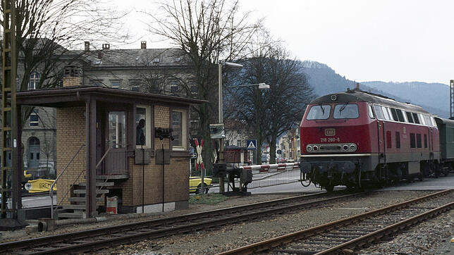 70er Jahre: Der Verkehr aus Westen in die Innenstadt führt über den Bahnübergang Baslerstraße.