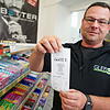 Günther Czutka vom Kiosk und Bistro Gleis 3 in Wehr zeigt den 20 Zentimeter langen Bon für nur ein Produkt. Er hat ausgerechnet, dass er ...