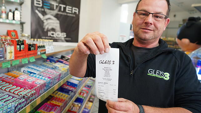 Günther Czutka vom Kiosk und Bistro Gleis 3 in Wehr zeigt den 20 Zentimeter langen Bon für nur ein Produkt. Er hat ausgerechnet, dass er ...