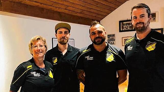 Erfolgreiche Vertragsverlängerung beim FC Schönwald: Trainer Christian Furtwängler (2. von rechts) und die Vorstände Marion Burger, ...