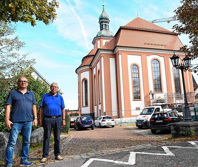 Sehr zufrieden zeigen sich der projektverantwortliche Architekt Christian Weinfurter (links) und Eberhard Völke vom Verein zum Erhalt ...