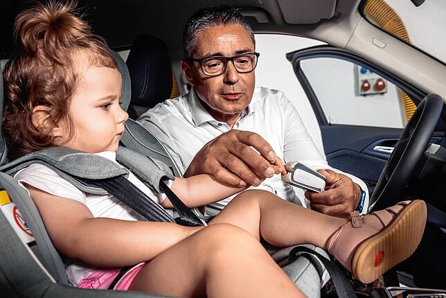 Mechatroniker des Automobilzulieferers Marquardt haben ein System entwickelt, das Kinder vor Überhitzung im Auto schützen soll. Die KI ...