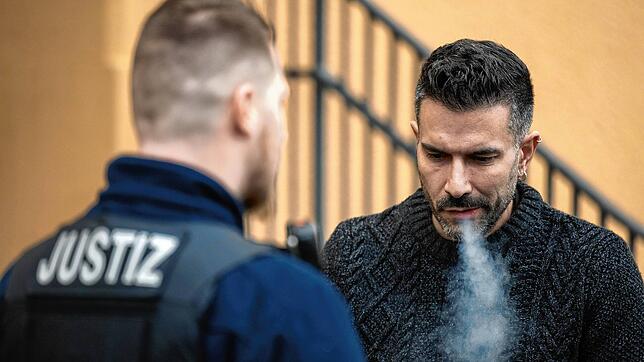 Marc Terenzi (r), Sänger und ehemaliger Dschungelkönig, raucht neben einem Justizbeamten auf dem Hof des Amtsgerichts Borna. Der ...