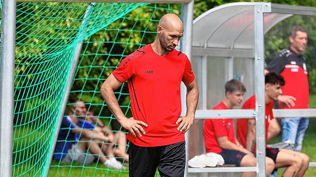 Bahadir Livgökmen, Trainer des SV Deggenhausertal, muss mit seinem Team eine 0:8-Niederlage hinnehmen.