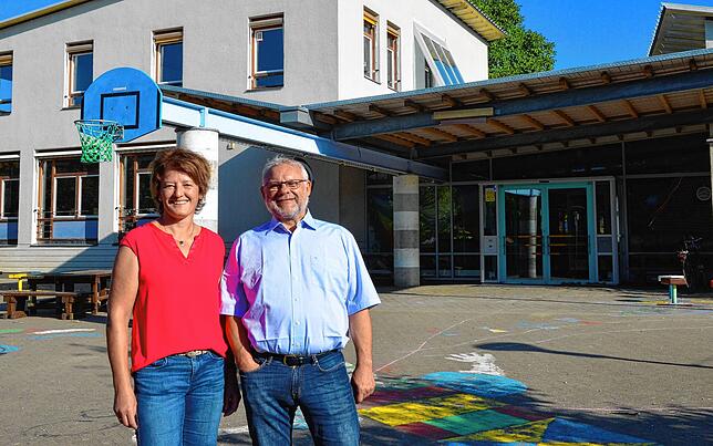Andreas Geiger, hier mit Schulsekretärin Margit Hafen, war seit September 2023 auch kommissarischen Leiter der Grundschule Leimbach.