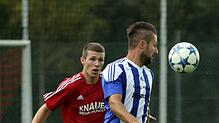 Hier schirmt der Immenstaader Veldan Salcinovic (rechts) den Ball vor Michael Förtsch vom FC Überlingen ab. Am Ende bezwang der ...