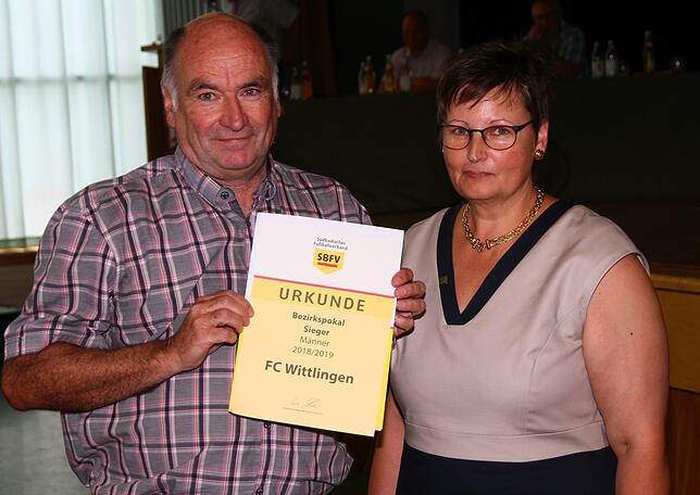 Bezirkspokalsieger: Klaus Lauber vom FC Wittlingen erhielt am Bezirkstag in Jestetten von Pokalspielleiterin Kerstin Vetter zur ...