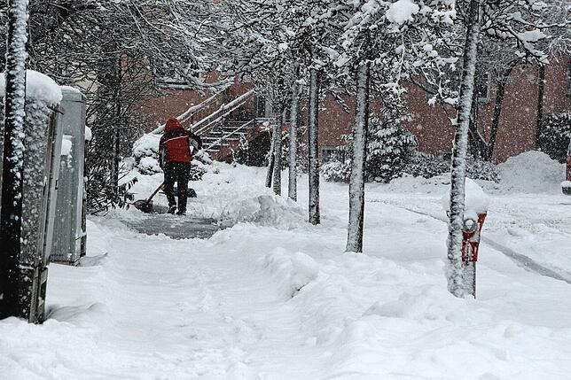 Schnee in Pfullendorf: Den ganzen Tag wird Schnee geschippft.
