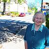 Roseltraud Dannert ärgert sich über den Verkehrslärm auf der L177, die durch Königsfeld führt.
