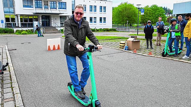 SÜDKURIER-Reporter Roland Sprich testet beim Tag der offenen Tür im Landratsamt selbst einen Elektro-Roller &ndash; fürs Foto ...