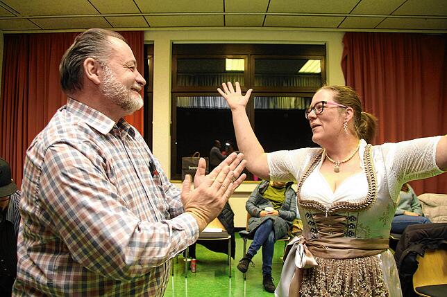 Ein Bild aus den Proben: Volksmusikstar Marianne Rödel (Manuela Keller) hat neben der Pension „Zum strammen Hirsch“ von ...