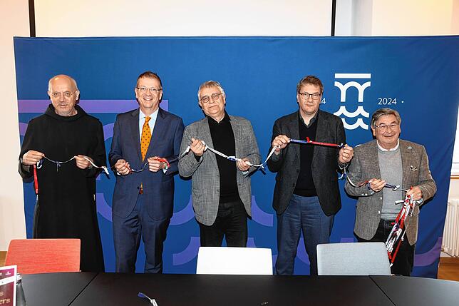 „Wir knüpfen ein Band“ ist das Motto des Jubiläumsjahrs. Im Bild von links: Pater Stephan, Bürgermeister Wolfgang Zoll, ...
