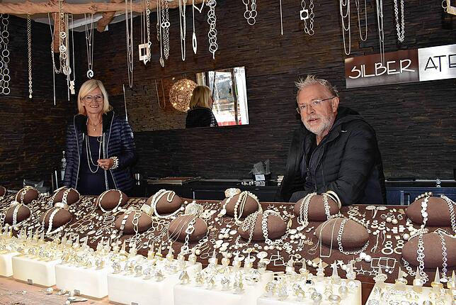 Silke und Dirk Bühler sind seit rund 18 Jahren auf dem Chilbimarkt vertreten. Sie präsentieren eigene Kreationen von Silberschmuck aus ...