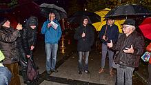 Fridrich Engelke (rechts), Vorsitzender des Vereins Pro Stolpersteine, hält bei der ersten Mahnwache auf dem Bahnhofsvorplatz in ...