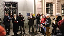 Wolfgang Heitner, Theo Leute und Friedrich Engelke (von links) erinnerten bei der achten Mahnwache an Renatus Flick. 30 Teilnehmer waren ...