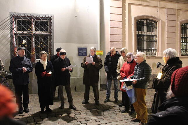Wolfgang Heitner, Theo Leute und Friedrich Engelke (von links) erinnerten bei der achten Mahnwache an Renatus Flick. 30 Teilnehmer waren ...