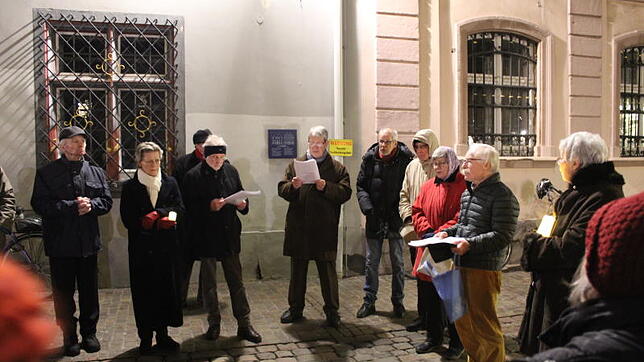 Wolfgang Heitner, Theo Leute und Friedrich Engelke (von links) erinnerten bei der achten Mahnwache an Renatus Flick. 30 Teilnehmer waren ...