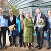 Waltraud Kölble aus Salem und ihr Mann Martin (Mitte) sind die fünfmillionsten Besucher der Bodensee-Therme. Dazu gratulieren (von ...
