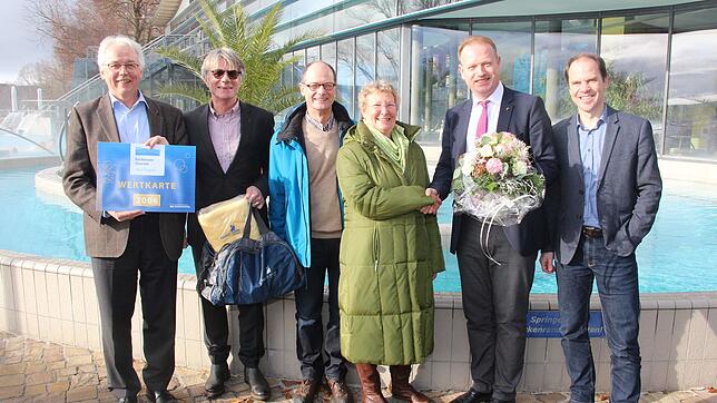 Waltraud Kölble aus Salem und ihr Mann Martin (Mitte) sind die fünfmillionsten Besucher der Bodensee-Therme. Dazu gratulieren (von ...