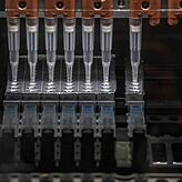 Ein Analysegerät zur Erkennung von Mutationen des neuartigen Coronavirus bei PCR-Tests in einem Forschungsinstitut für Mikrobiologie in ...