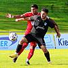 Der FC Anadolu Radolfzell (Ahmet Hakan, vorn) feiert im Auftaktspiel der Fußball-Bezirksliga einen etwas zu hoch ausgefallenen ...