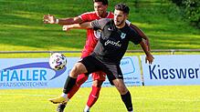 Der FC Anadolu Radolfzell (Ahmet Hakan, vorn) feiert im Auftaktspiel der Fußball-Bezirksliga einen etwas zu hoch ausgefallenen ...