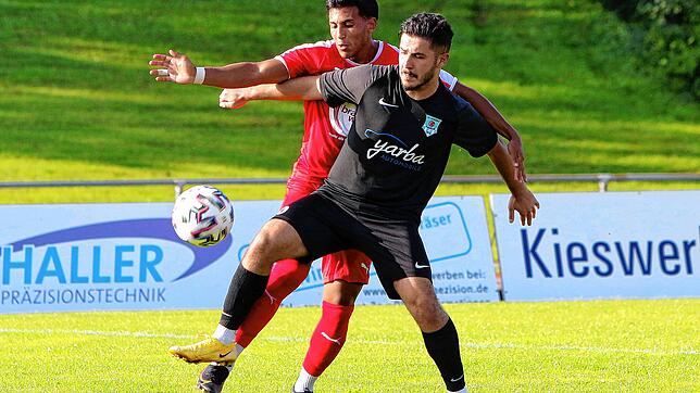 Der FC Anadolu Radolfzell (Ahmet Hakan, vorn) feiert im Auftaktspiel der Fußball-Bezirksliga einen etwas zu hoch ausgefallenen ...