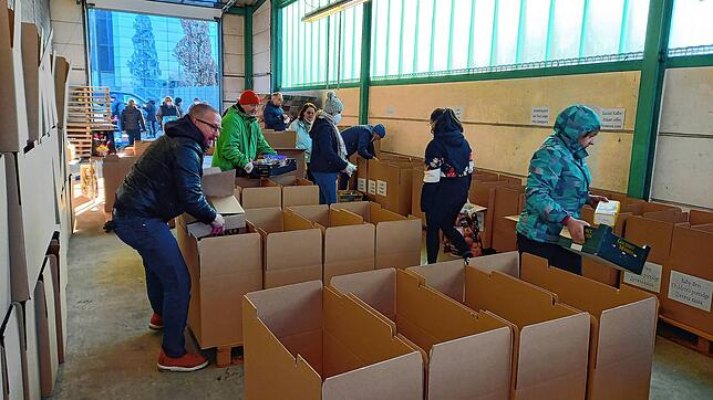 Über Wochen hinweg hatten Dutzende Markdorfer bei der Hilfsaktion von Rainer Zanker und Mariya Babina mit angepackt, so wie hier beim ...