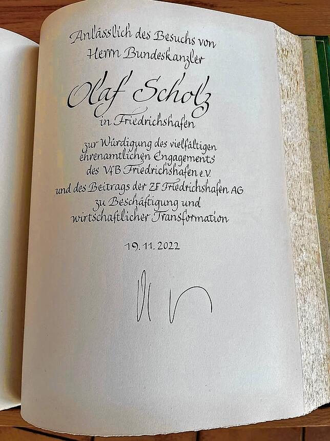 War eigentlich nicht vorgesehen, hat dann aber doch geklappt: der Eintrag von Olaf Scholz ins Goldene Buch der Stadt.