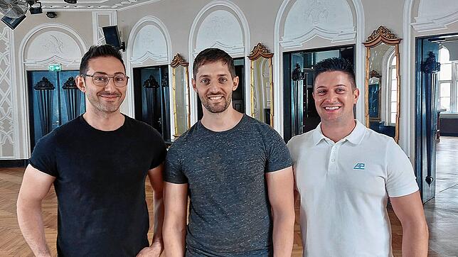 Die Gastronomen Antonio und Marco Garofalo (von links) sowie Eigentümer Aron Pilz freuen sich auf den bevorstehenden Neustart im ...