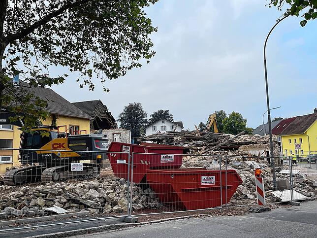 Bild 18: Brennet: Das Gasthaus "Kreuz" vor und nach dem Abriss