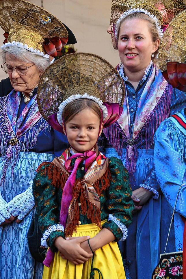 Kleine und große Trachtenträgerinnen gehören fest zum Weinfest in Meersburg.