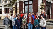 Die Reisegruppe steht vor dem Schloss Albrechtsberg zusammen. Fotos: Ralf Göhrig